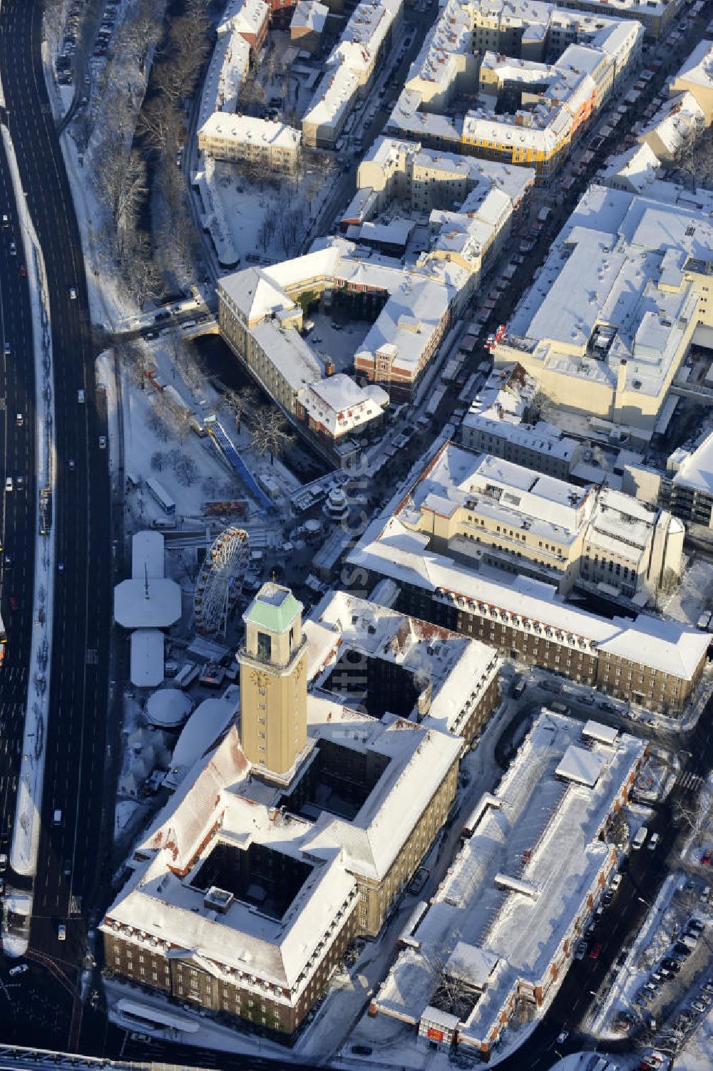 Luftaufnahme Berlin - Spandauer Rathaus und dem davor beginnenden traditionellen Spandauer Weihnachtsmarkt