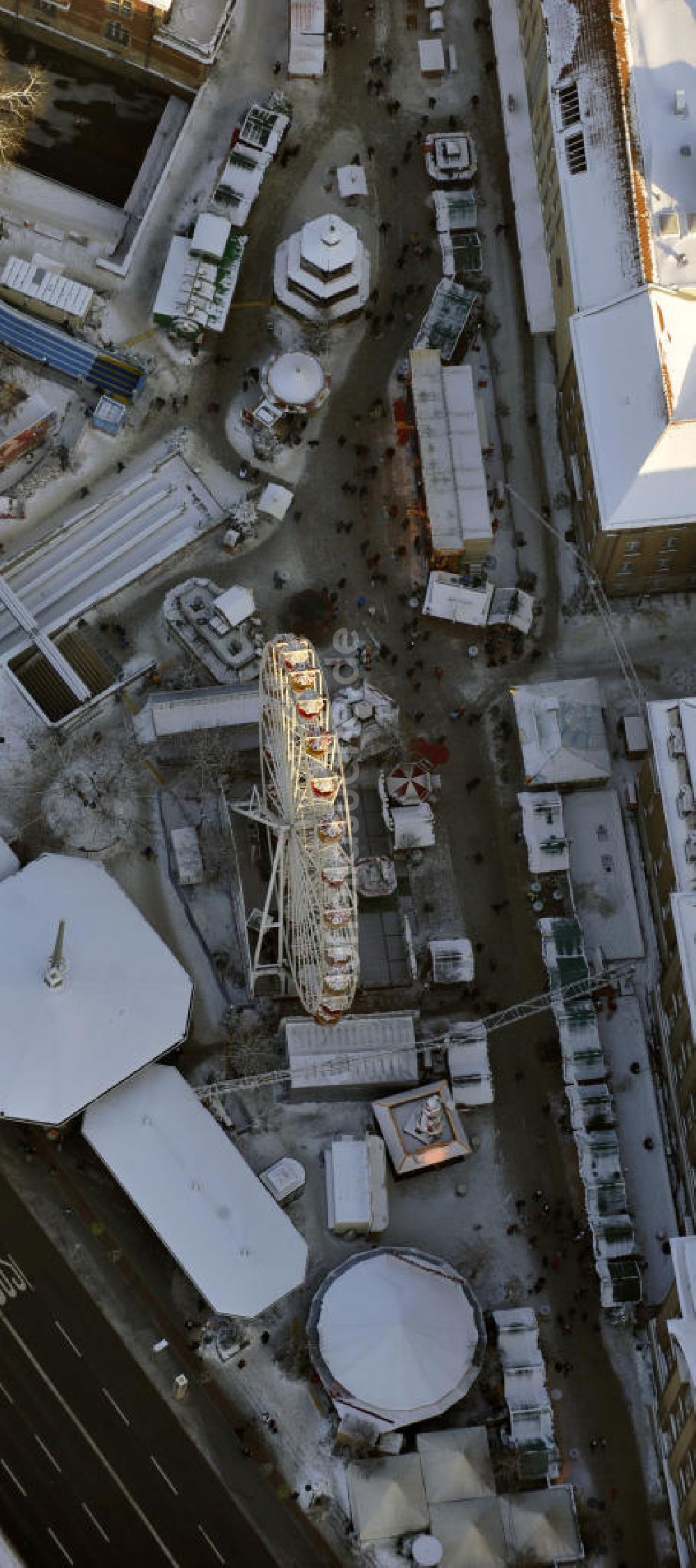 Berlin von oben - Spandauer Rathaus und dem davor beginnenden traditionellen Spandauer Weihnachtsmarkt