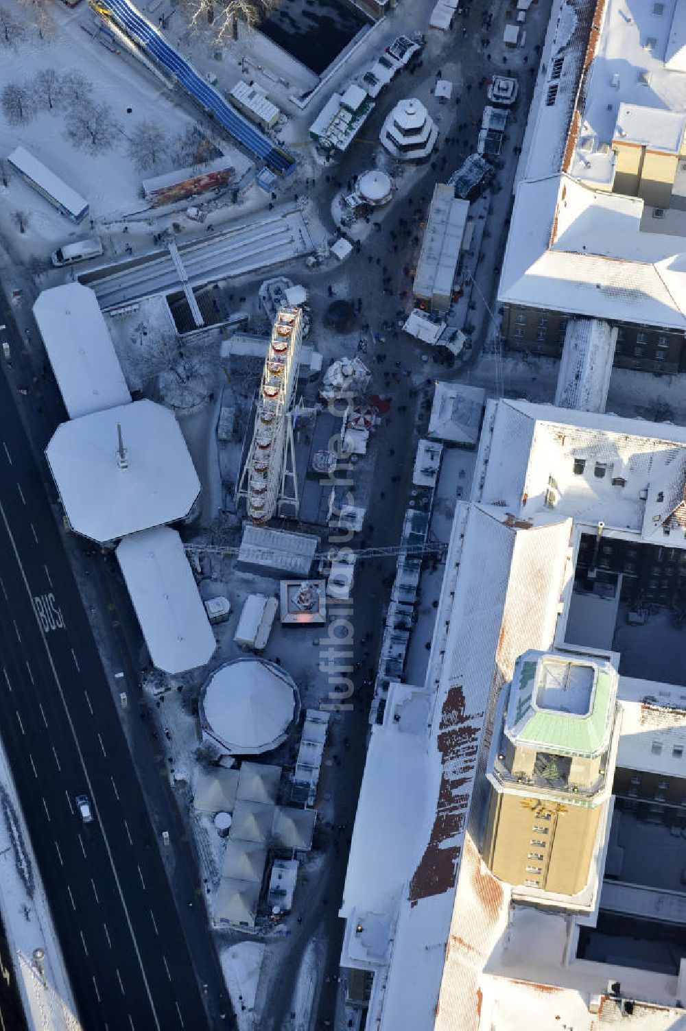 Luftbild Berlin - Spandauer Rathaus und dem davor beginnenden traditionellen Spandauer Weihnachtsmarkt