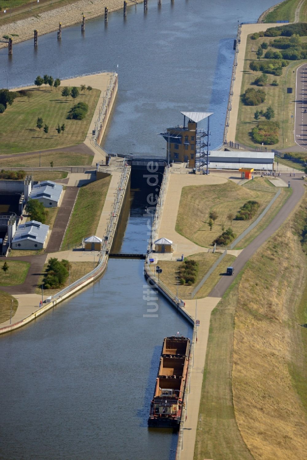 Magdeburg aus der Vogelperspektive: Sparschleuse Rothensee am Wasserstraßenkreuz Magdeburg in Sachsen-Anhalt