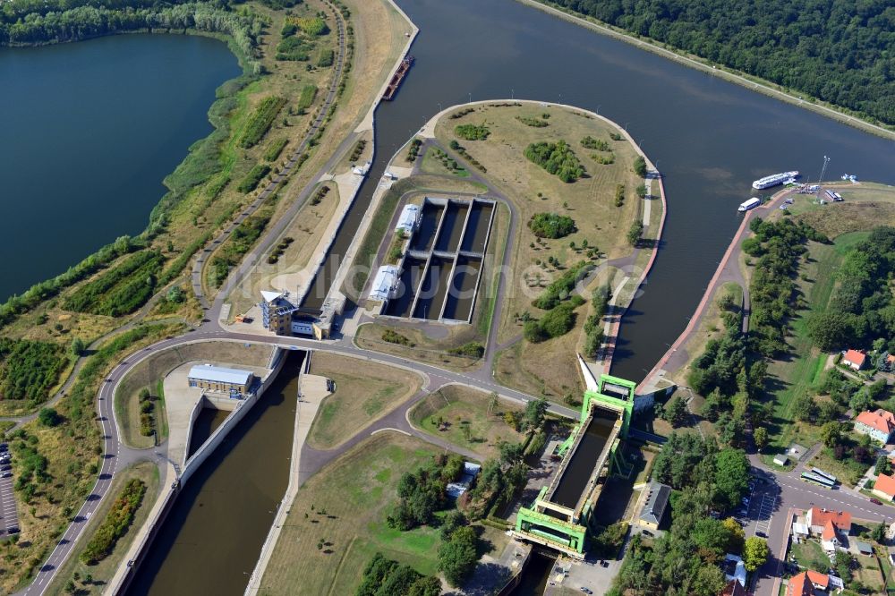 Magdeburg aus der Vogelperspektive: Sparschleuse und Schiffshebewerk Rothensee am Wasserstraßenkreuz Magdeburg in Sachsen-Anhalt