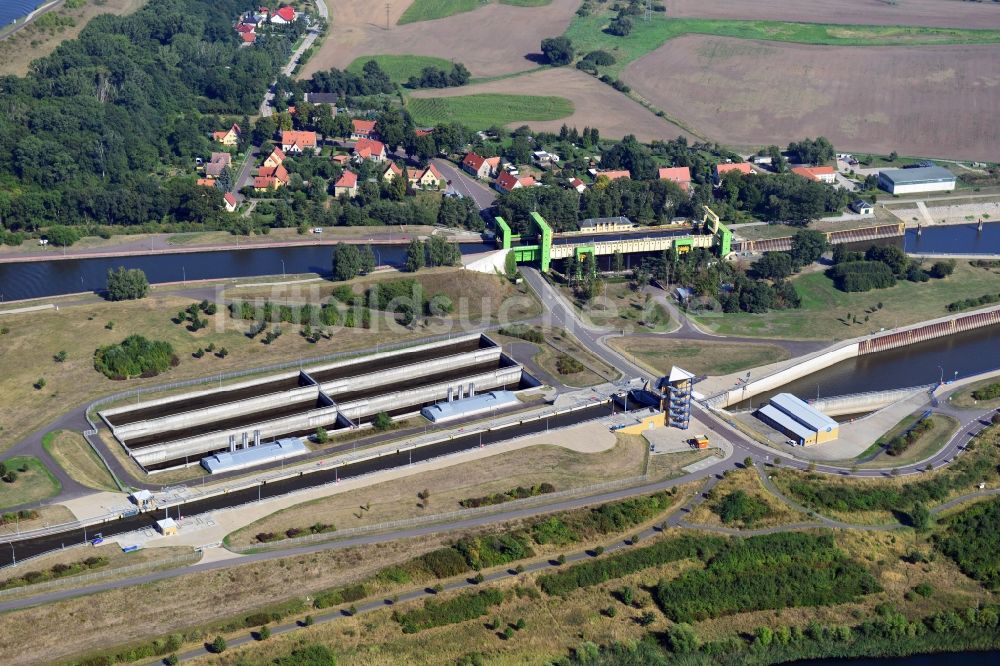 Magdeburg aus der Vogelperspektive: Sparschleuse und Schiffshebewerk Rothensee am Wasserstraßenkreuz Magdeburg in Sachsen-Anhalt