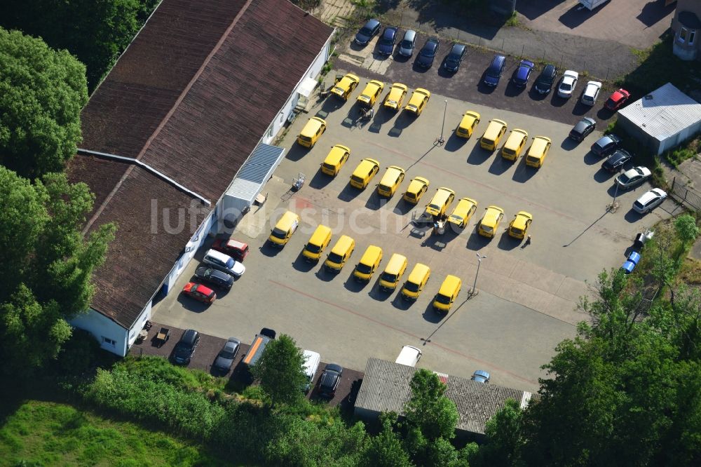 Luftbild Genthin - Speditions- Gebäude und zu beladende Fahrzeuge der Logistik- und Transportfirma DHL - Deutsche Post in Genthin im Bundesland Sachsen-Anhalt