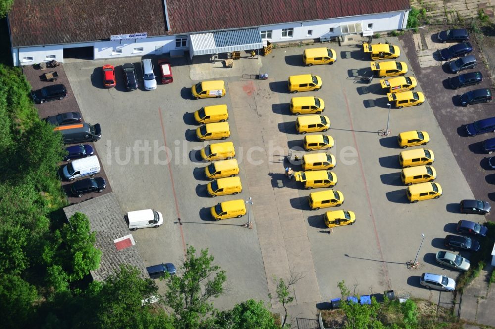 Luftaufnahme Genthin - Speditions- Gebäude und zu beladende Fahrzeuge der Logistik- und Transportfirma DHL - Deutsche Post in Genthin im Bundesland Sachsen-Anhalt