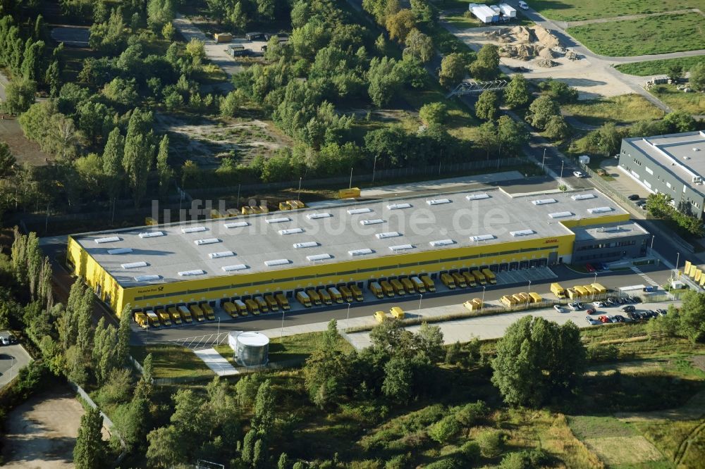 Luftaufnahme Berlin - Speditions- Gebäude der Logistik- und Transportfirma Deutsche Post - DHL im Stadtteil Mariendorf in Berlin