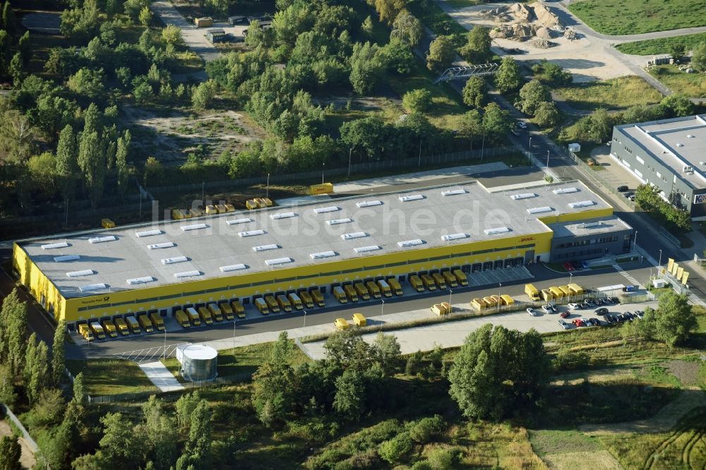 Berlin von oben - Speditions- Gebäude der Logistik- und Transportfirma Deutsche Post - DHL im Stadtteil Mariendorf in Berlin