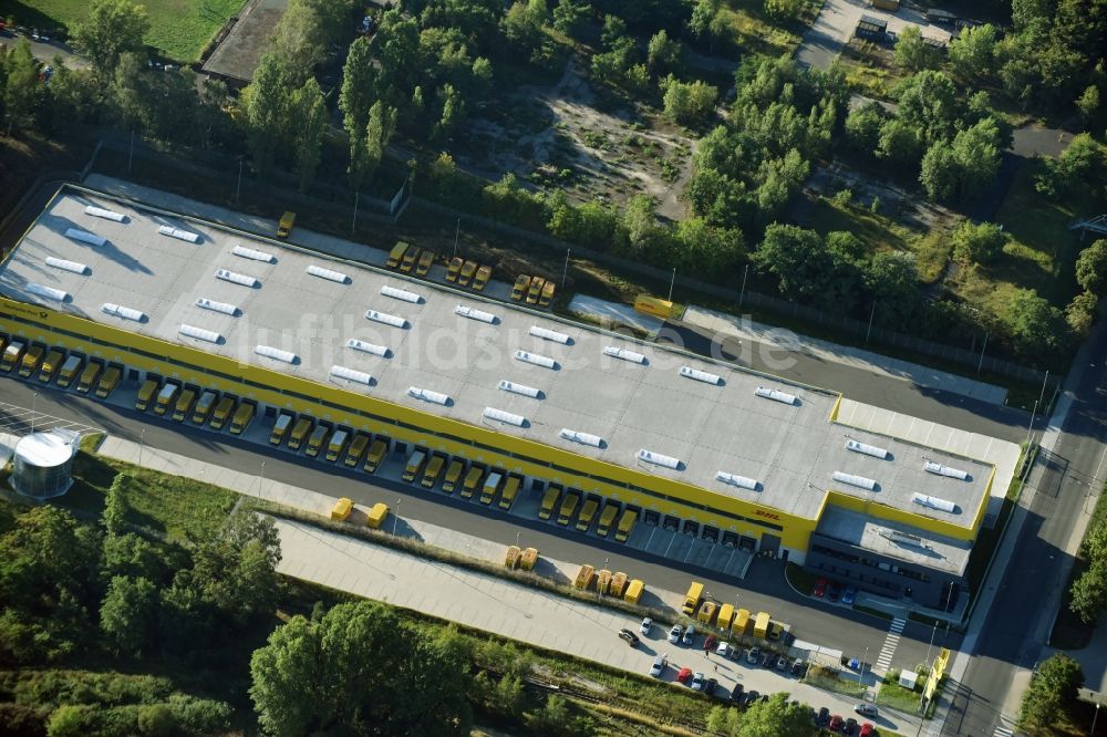 Berlin aus der Vogelperspektive: Speditions- Gebäude der Logistik- und Transportfirma Deutsche Post - DHL im Stadtteil Mariendorf in Berlin