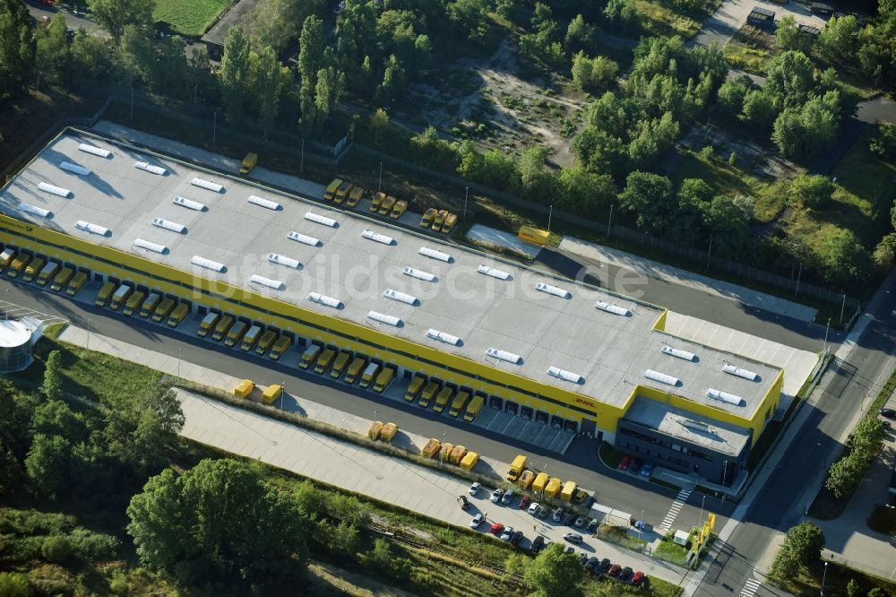 Luftbild Berlin - Speditions- Gebäude der Logistik- und Transportfirma Deutsche Post - DHL im Stadtteil Mariendorf in Berlin