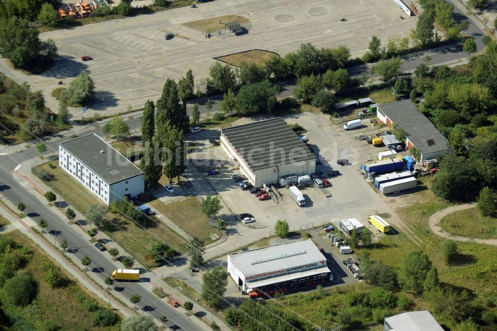 Berlin aus der Vogelperspektive: Speditions- Gebäude der Logistik- und Transportfirma Ilona Ramm in der Boxberger Straße in Berlin