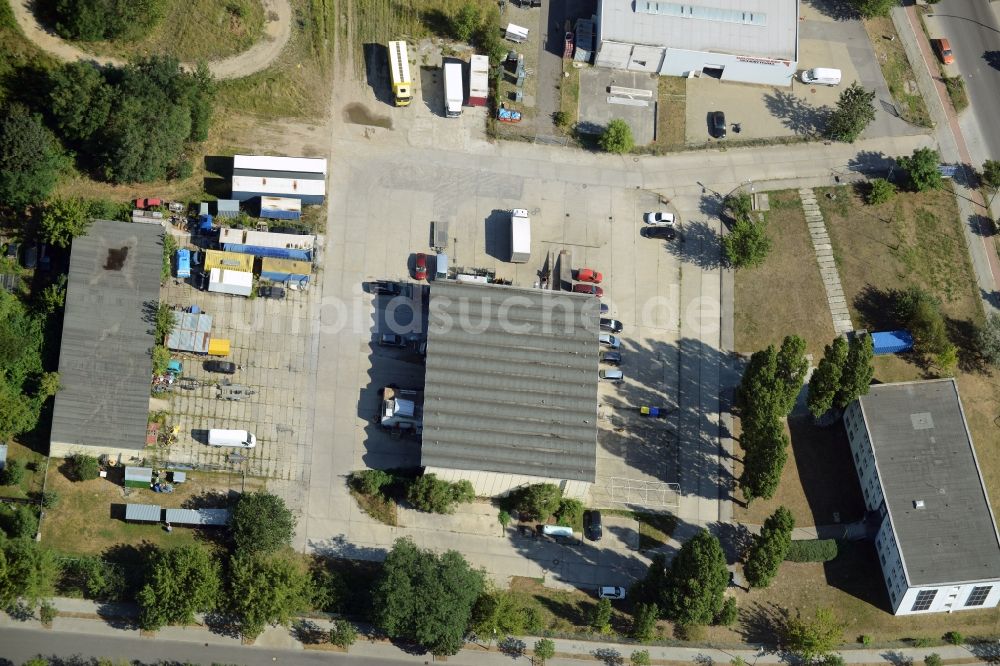 Berlin von oben - Speditions- Gebäude der Logistik- und Transportfirma Ilona Ramm in der Boxberger Straße in Berlin