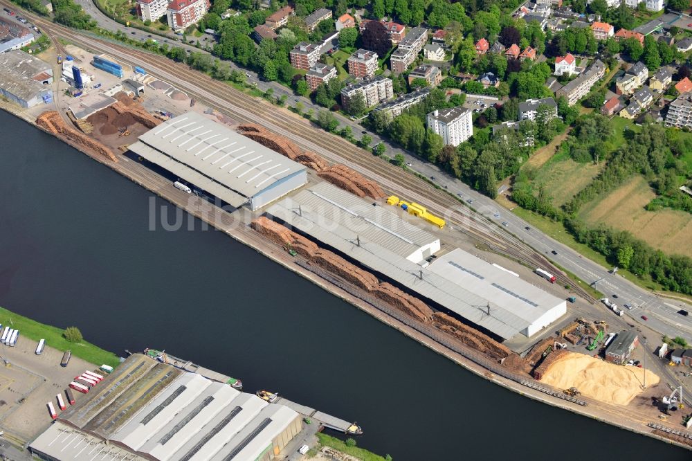 Lübeck von oben - Speditions- Gebäude einer Logistik- und Transportfirma in Lübeck im Bundesland Schleswig-Holstein