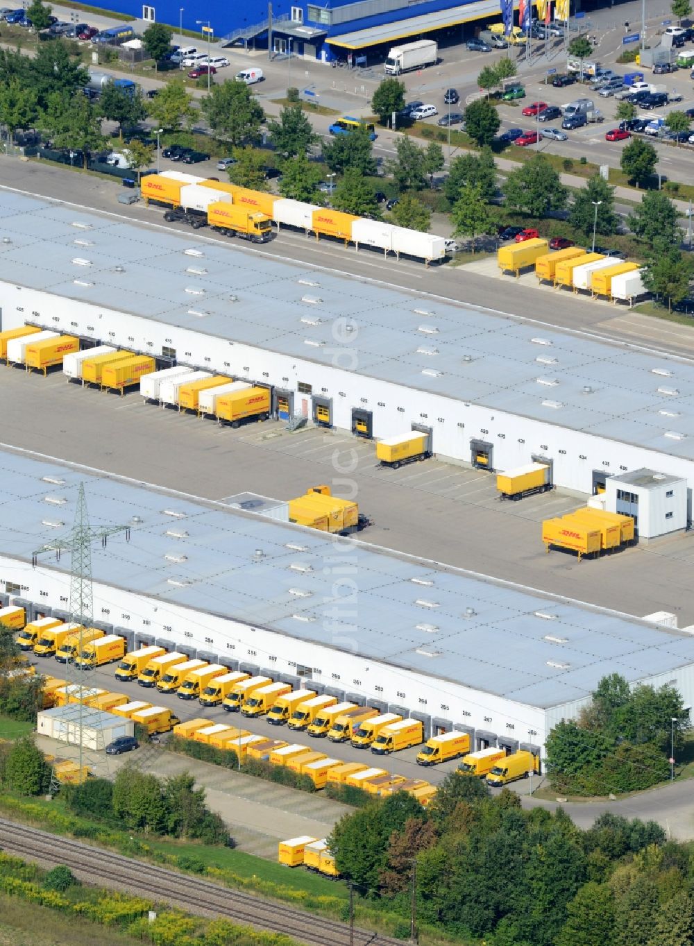 Luftaufnahme Augsburg - Speditions- Gebäude der Logistik- und Transportfirma Post - DHL in Augsburg im Bundesland Bayern