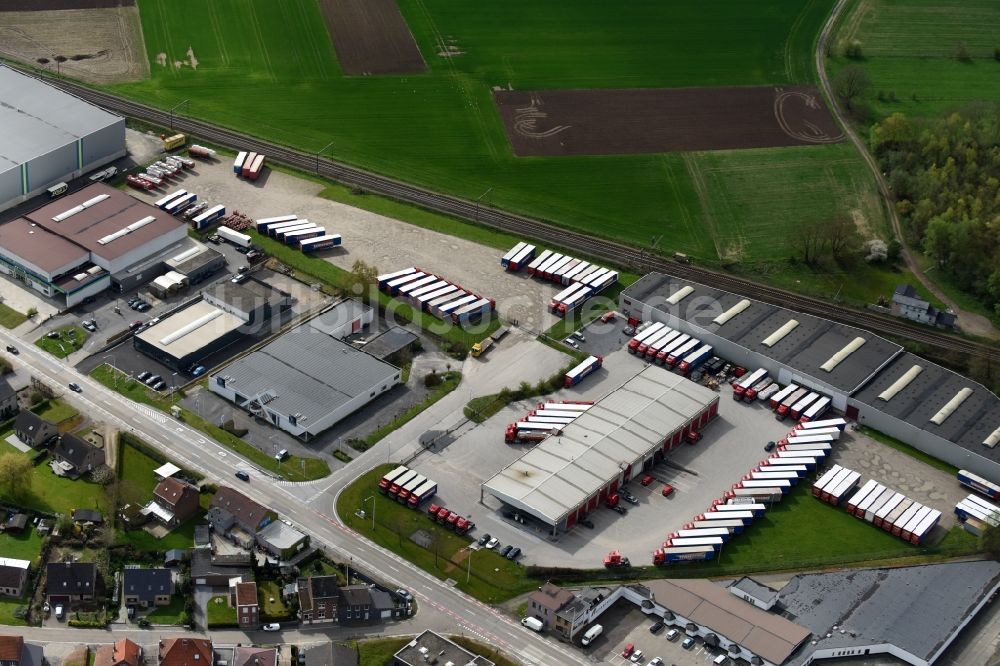 Luftaufnahme Boutersem - Speditions- Gebäude der Logistik- und Transportfirma Transmet Vervoer am Leuvensesteenweg in Boutersem in Vlaanderen, Belgien