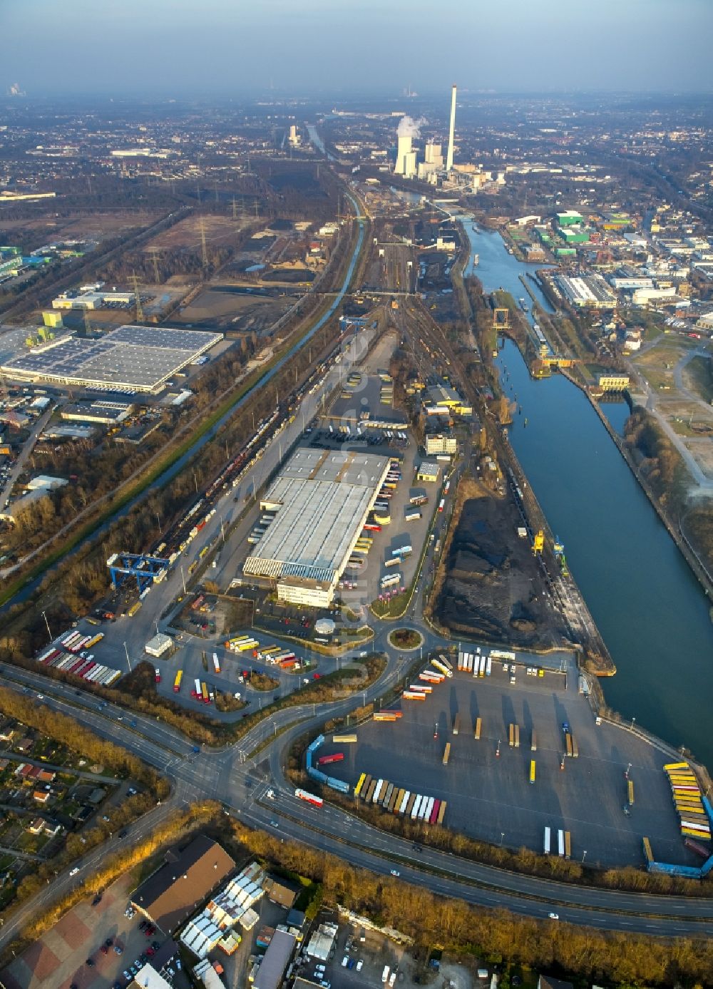 Herne von oben - Speditions- und Gewerbegebietsansiedlungen am Ufer des Rhein-Herne-Kanal in Herne im Bundesland Nordrhein-Westfalen