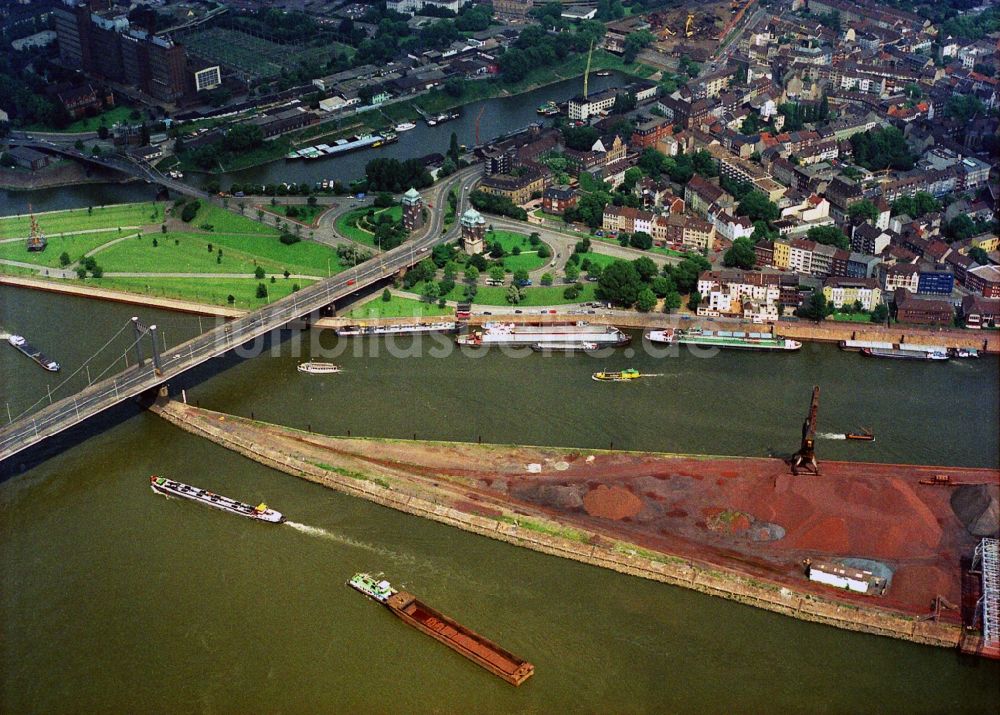 Duisburg aus der Vogelperspektive: Speditionsinsel am Rhein in Duisburg im Bundesland Nordrhein-Westfalen