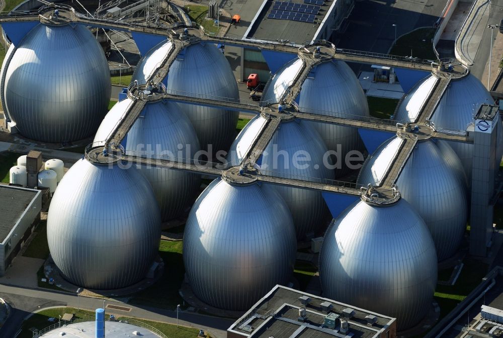 Hamburg von oben - Speicherbehälter der Hamburg Wasser- Stadtwerke auf der Landzunge am Kohlenschiffhafen in Hamburg