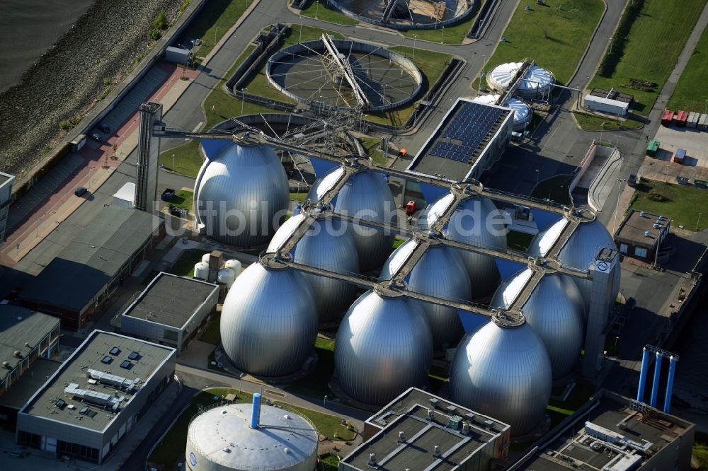 Hamburg aus der Vogelperspektive: Speicherbehälter der Hamburg Wasser- Stadtwerke auf der Landzunge am Kohlenschiffhafen in Hamburg