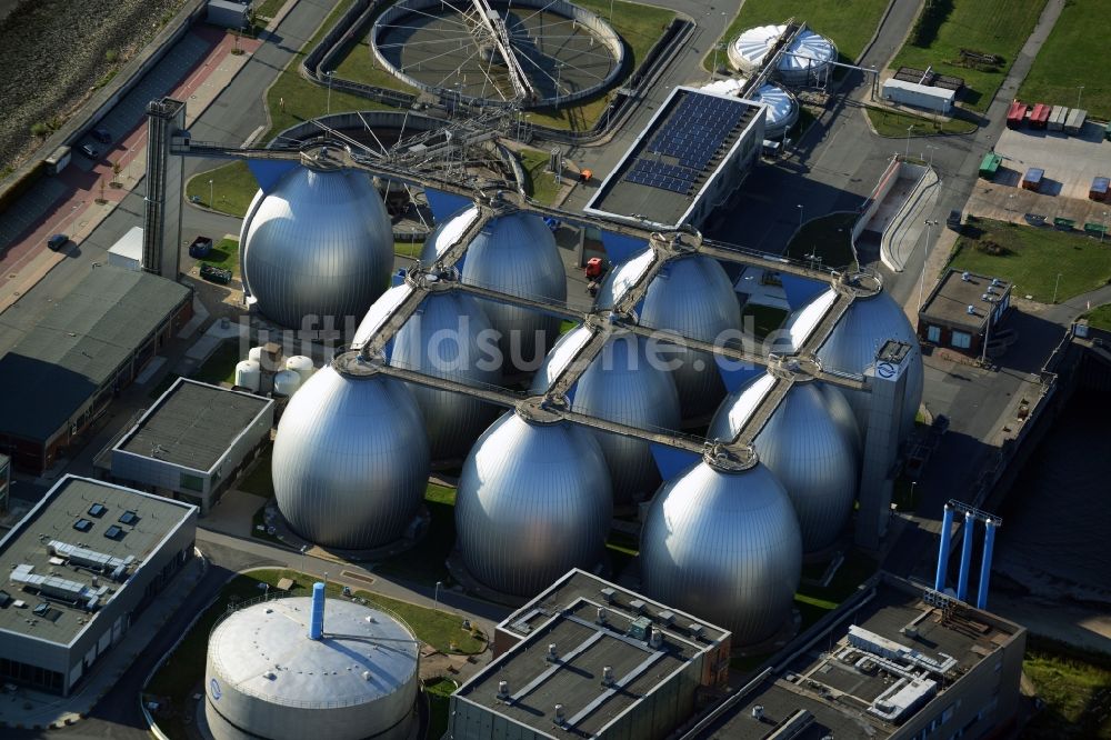 Luftbild Hamburg - Speicherbehälter der Hamburg Wasser- Stadtwerke auf der Landzunge am Kohlenschiffhafen in Hamburg