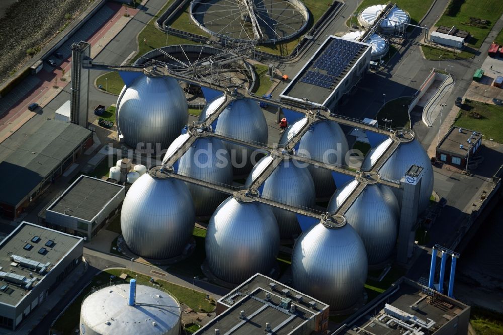 Hamburg von oben - Speicherbehälter der Hamburg Wasser- Stadtwerke auf der Landzunge am Kohlenschiffhafen in Hamburg