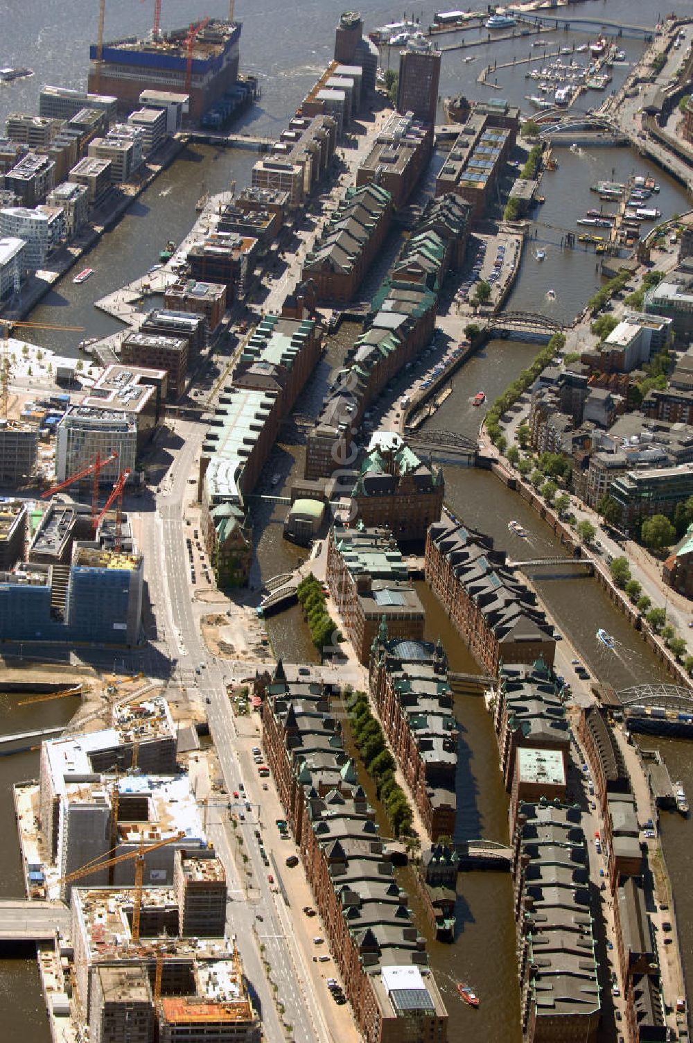 Hamburg aus der Vogelperspektive: Speicherstadt und Baustelle HafenCity Hamburg