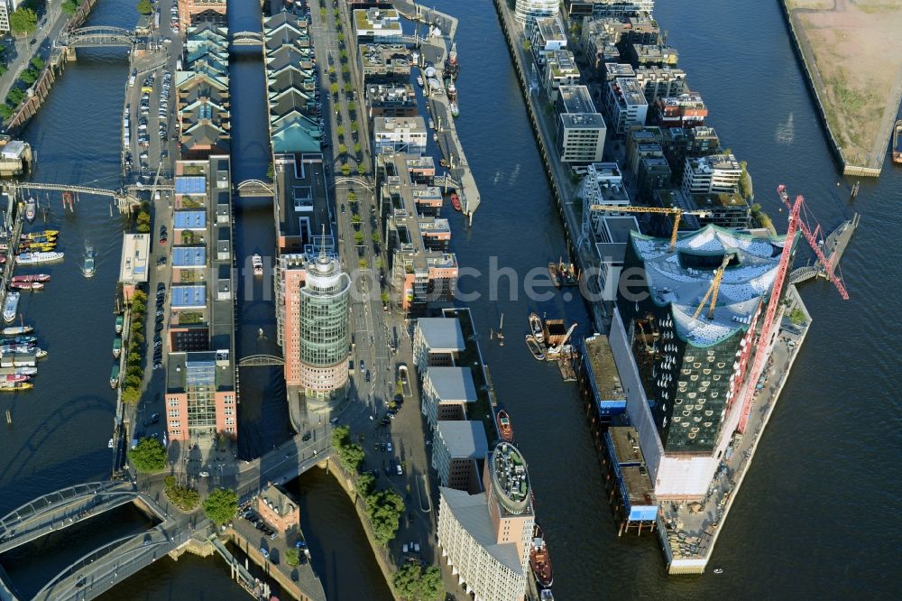 Hamburg von oben - Speicherstadt mit Hafencity am Ufer der Elbe am Kaiserkai in Hamburg