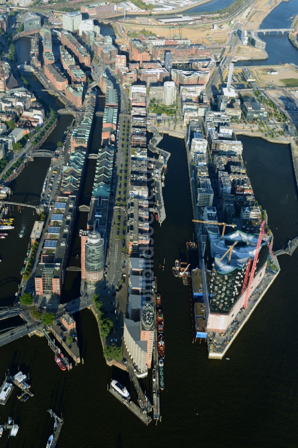 Hamburg aus der Vogelperspektive: Speicherstadt mit Hafencity am Ufer der Elbe am Kaiserkai in Hamburg