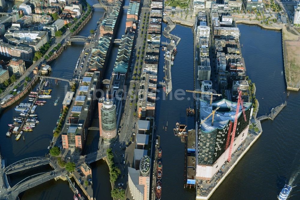 Luftbild Hamburg - Speicherstadt mit Hafencity am Ufer der Elbe am Kaiserkai in Hamburg