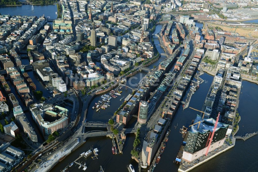 Luftaufnahme Hamburg - Speicherstadt mit Hafencity am Ufer der Elbe am Kaiserkai in Hamburg