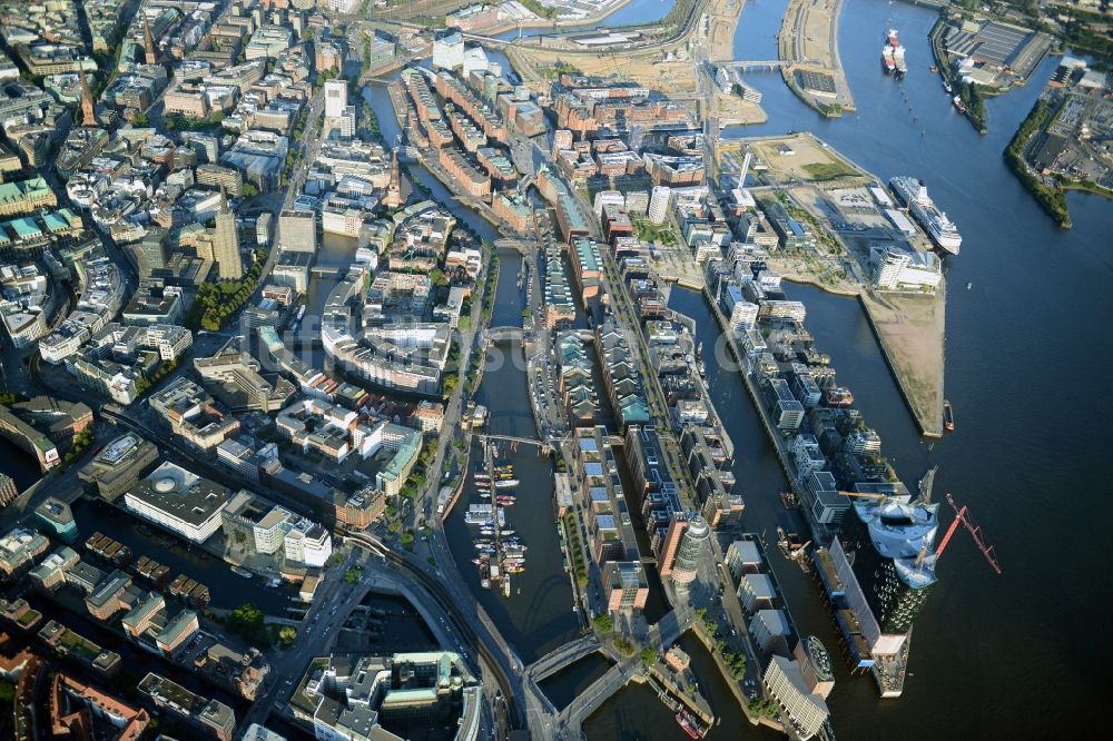 Luftaufnahme Hamburg - Speicherstadt mit Hafencity am Ufer der Elbe am Kaiserkai in Hamburg