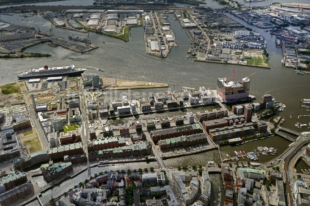 Luftaufnahme Hamburg - Speicherstadt am Ufer der Elbe am Kaiserkai im Hamburger Hafen