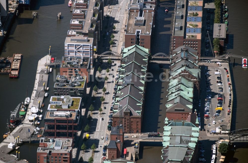 Hamburg von oben - Speicherstadt am Ufer der Elbe am Kaiserkai im Hamburger Hafen