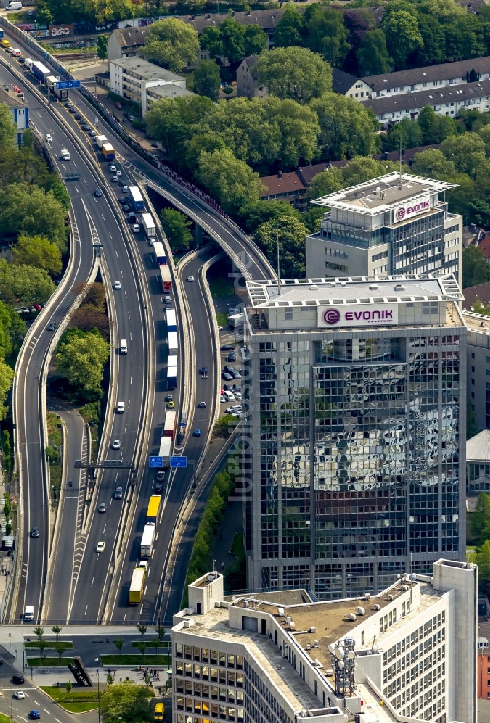 Luftaufnahme Essen - Sperrung der Bundesautobahn A 40 in Essen im Bundesland Nordrhein-Westfalen