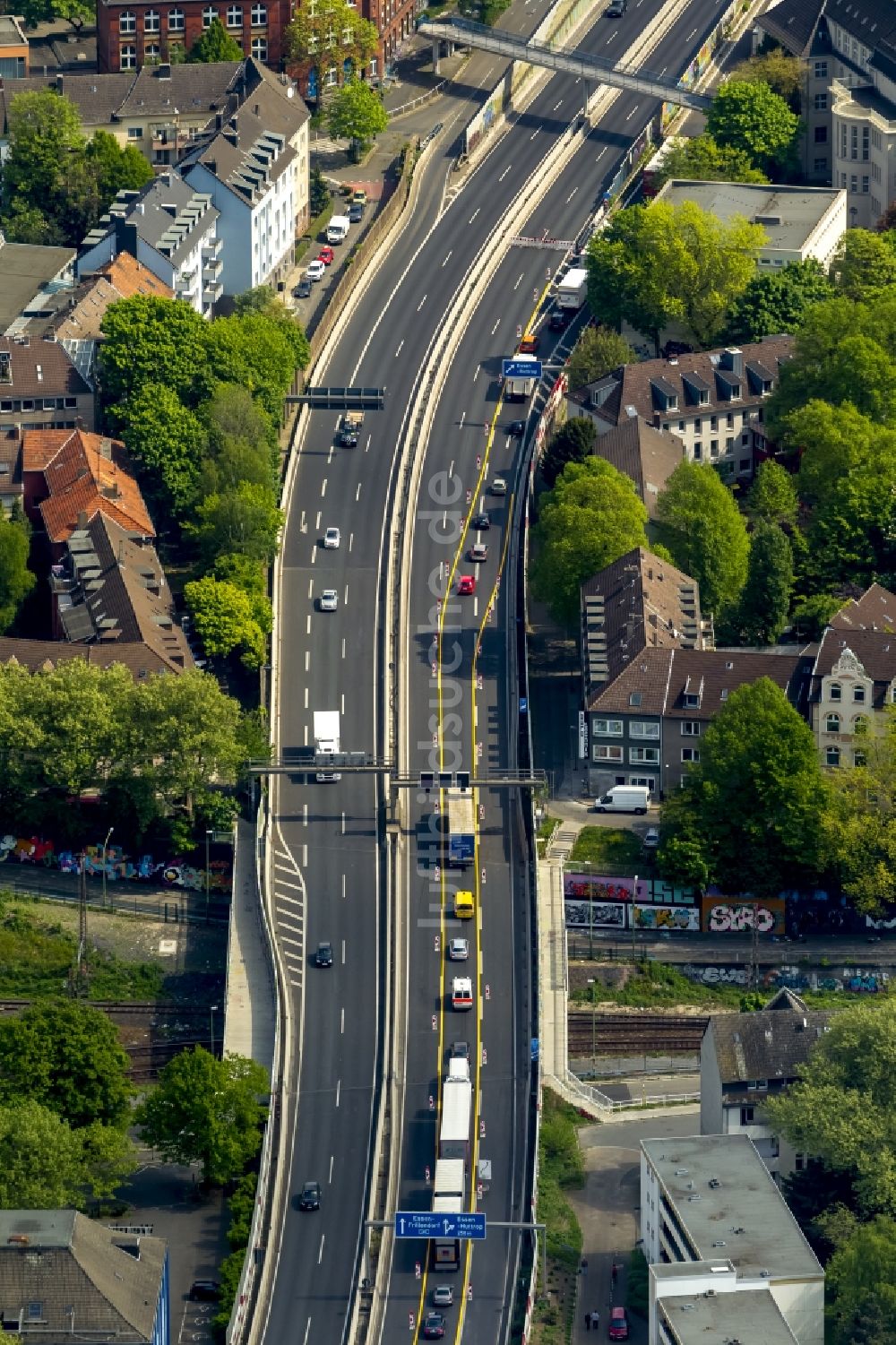 Essen von oben - Sperrung der Bundesautobahn A 40 in Essen im Bundesland Nordrhein-Westfalen