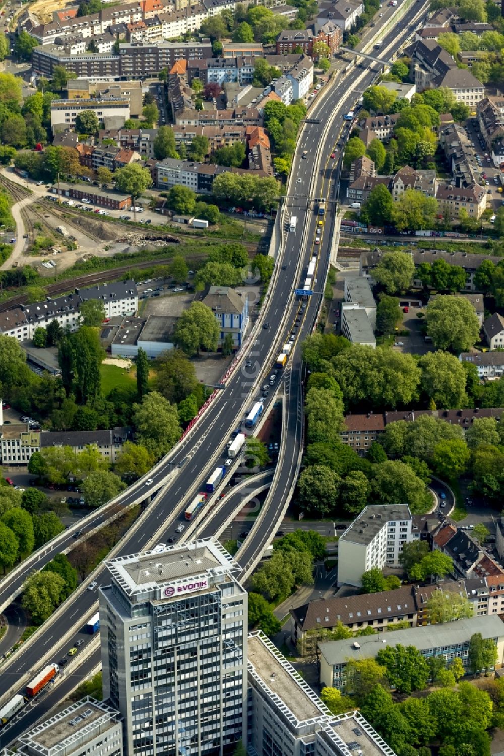 Essen aus der Vogelperspektive: Sperrung der Bundesautobahn A 40 in Essen im Bundesland Nordrhein-Westfalen