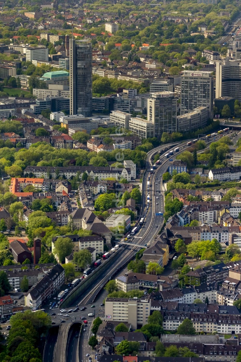 Luftaufnahme Essen - Sperrung der Bundesautobahn A 40 in Essen im Bundesland Nordrhein-Westfalen