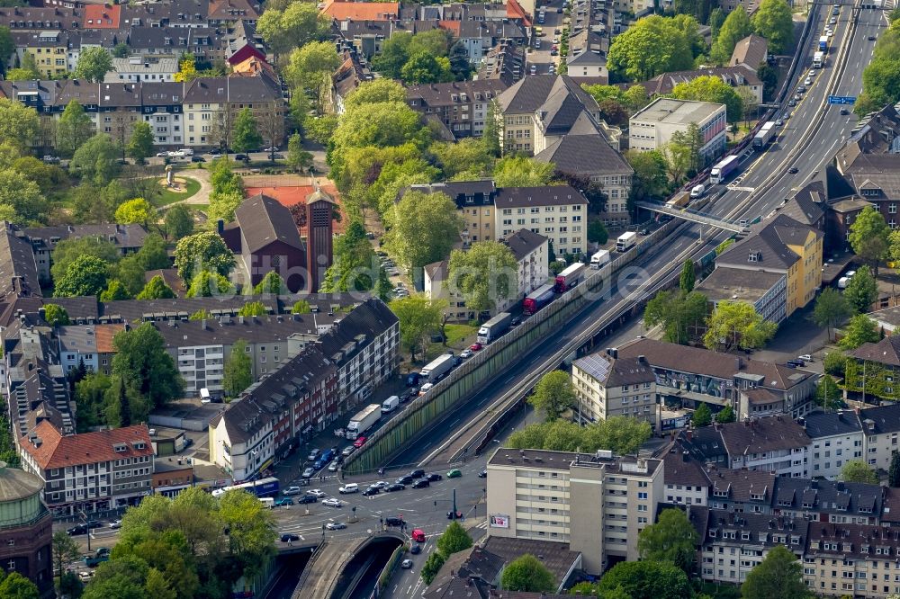 Essen von oben - Sperrung der Bundesautobahn A 40 in Essen im Bundesland Nordrhein-Westfalen