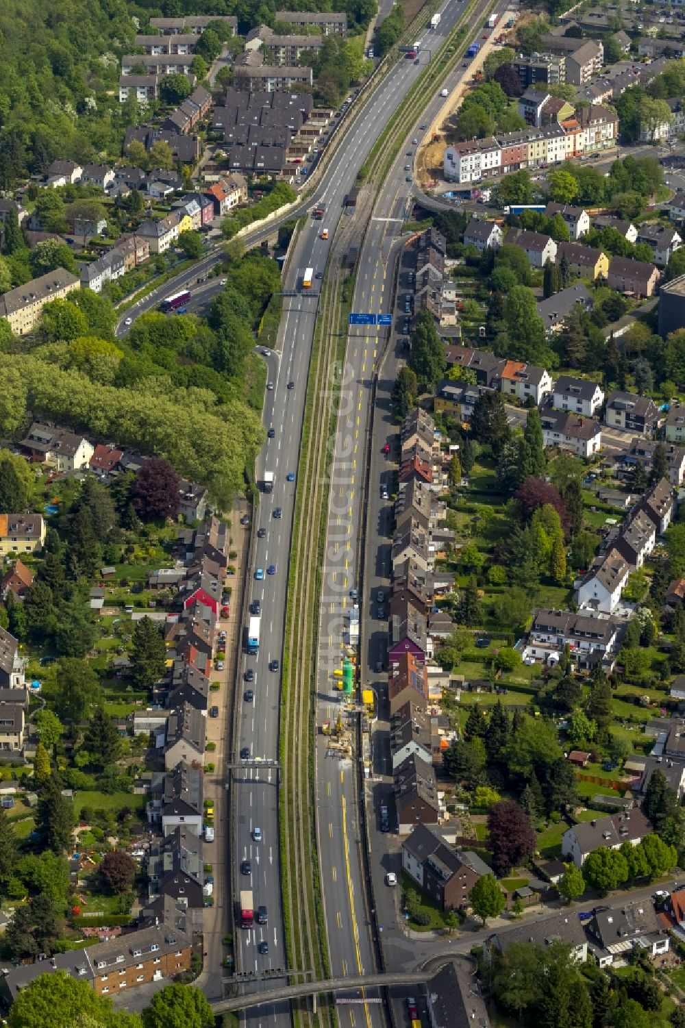 Essen aus der Vogelperspektive: Sperrung der Bundesautobahn A 40 in Essen im Bundesland Nordrhein-Westfalen