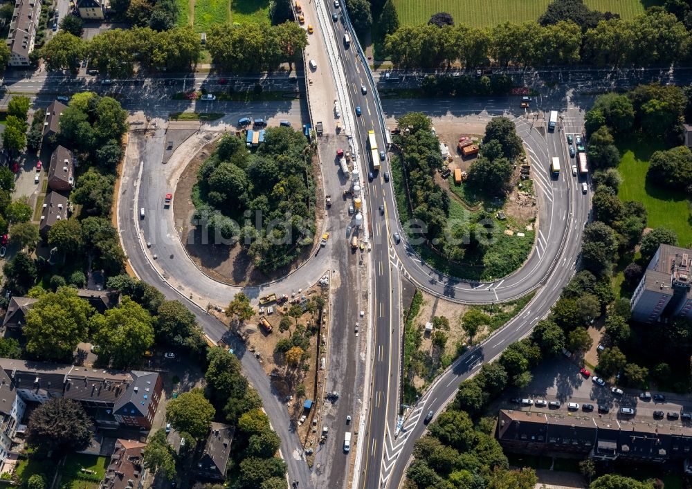 Duisburg aus der Vogelperspektive: Sperrung zum Um- und Ausbau der Bundes- Autobahn BAB A59 in Duisburg im Bundesland Nordrhein-Westfalen