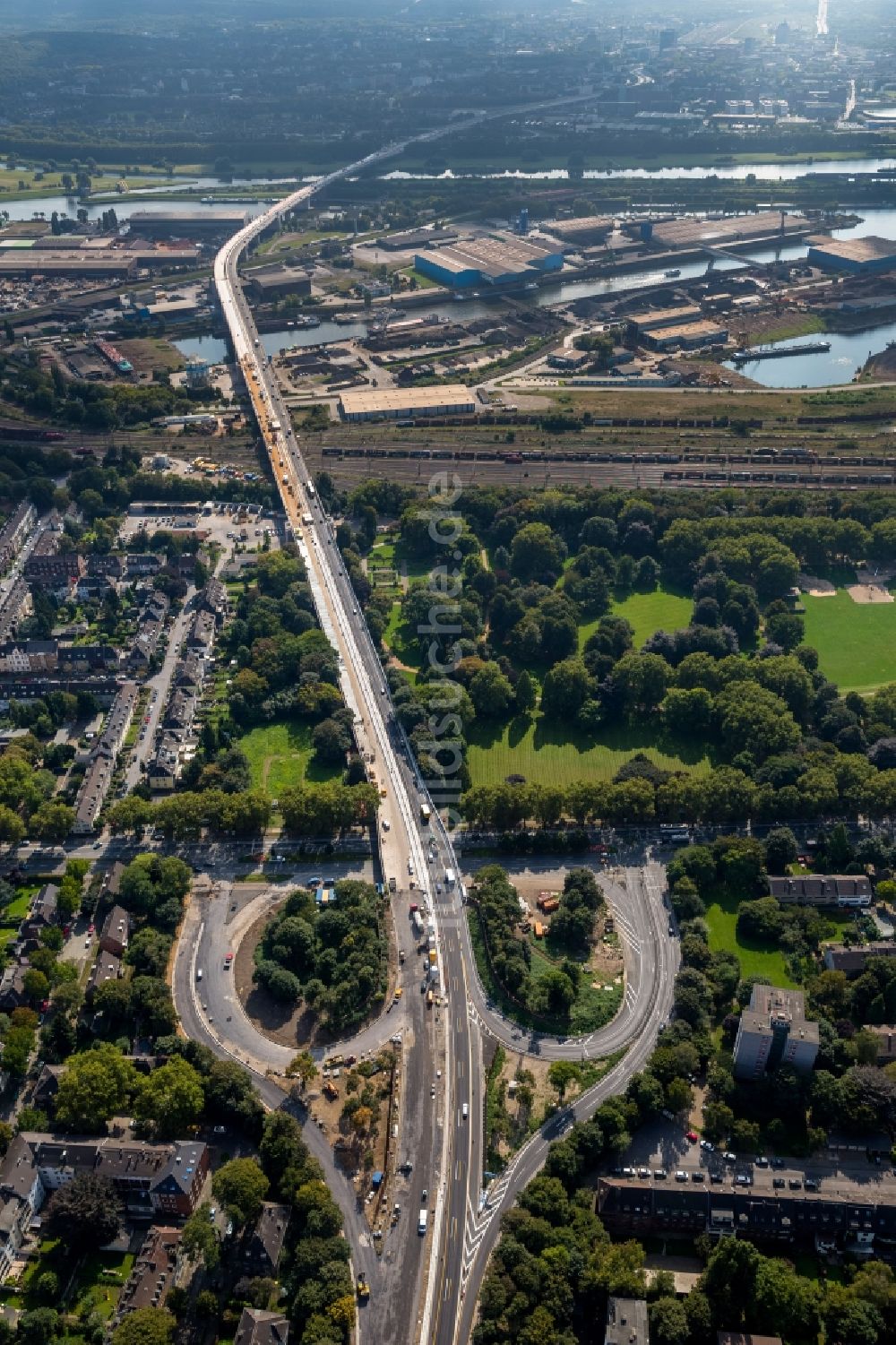 Luftaufnahme Duisburg - Sperrung zum Um- und Ausbau der Bundes- Autobahn BAB A59 in Duisburg im Bundesland Nordrhein-Westfalen