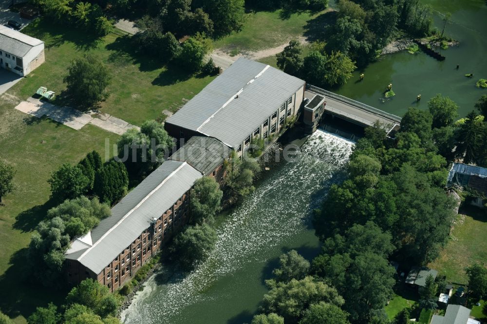 Rathenow aus der Vogelperspektive: Sperrwerk- Schleusenanlagen für den Fluss kleine Archen in Rathenow im Bundesland Brandenburg