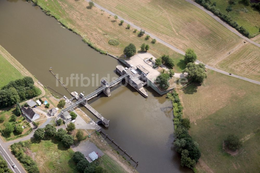 Dausenau von oben - Sperrwerk- Schleusenanlagen an der Lahn in Dausenau im Bundesland Rheinland-Pfalz, Deutschland