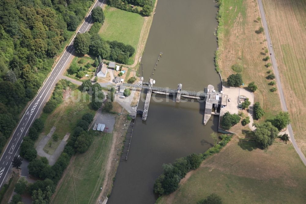 Dausenau aus der Vogelperspektive: Sperrwerk- Schleusenanlagen an der Lahn in Dausenau im Bundesland Rheinland-Pfalz, Deutschland