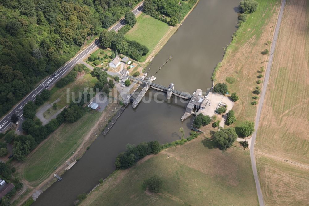 Luftaufnahme Dausenau - Sperrwerk- Schleusenanlagen an der Lahn in Dausenau im Bundesland Rheinland-Pfalz, Deutschland