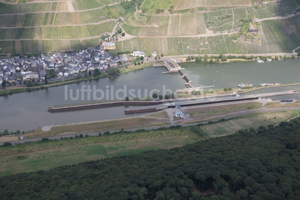 Luftbild Bernkastel-Kues - Sperrwerk- Schleusenanlagen in der Mosel in Bernkastel-Kues im Bundesland Rheinland-Pfalz, Deutschland