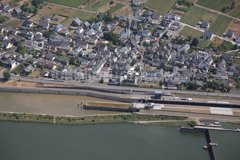 Bruttig-Fankel von oben - Sperrwerk- Schleusenanlagen an der Mosel in Bruttig-Fankel im Bundesland Rheinland-Pfalz, Deutschland