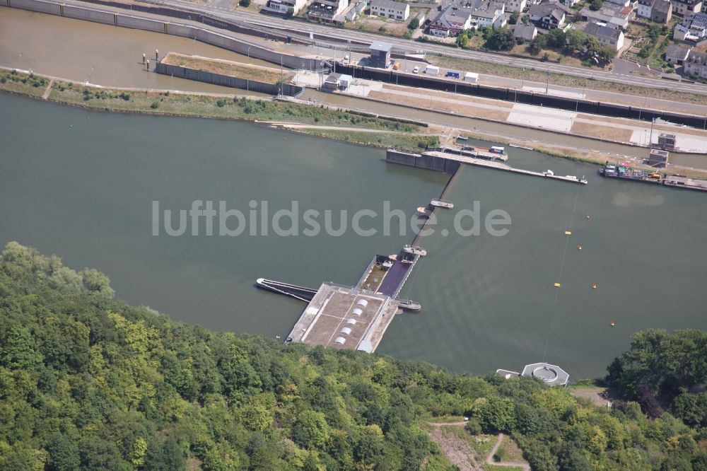 Bruttig-Fankel aus der Vogelperspektive: Sperrwerk- Schleusenanlagen an der Mosel in Bruttig-Fankel im Bundesland Rheinland-Pfalz, Deutschland