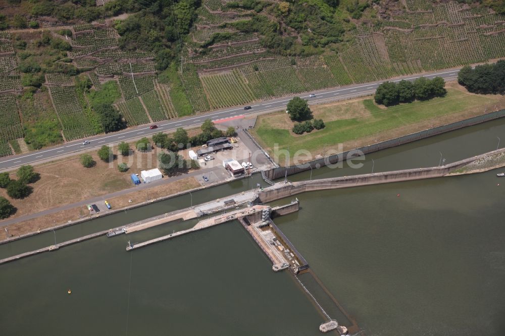 Neef von oben - Sperrwerk- Schleusenanlagen in der Mosel in Neef im Bundesland Rheinland-Pfalz, Deutschland