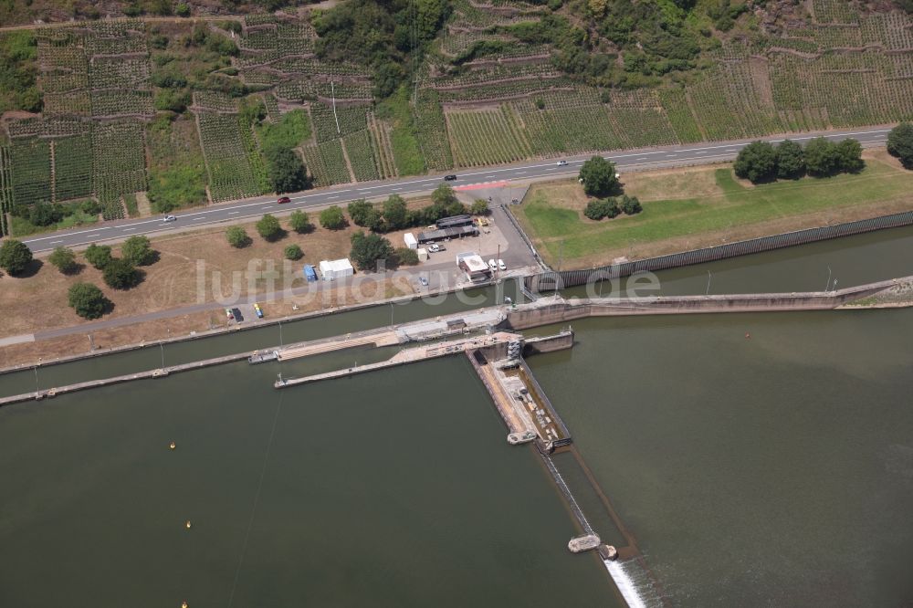 Neef aus der Vogelperspektive: Sperrwerk- Schleusenanlagen in der Mosel in Neef im Bundesland Rheinland-Pfalz, Deutschland