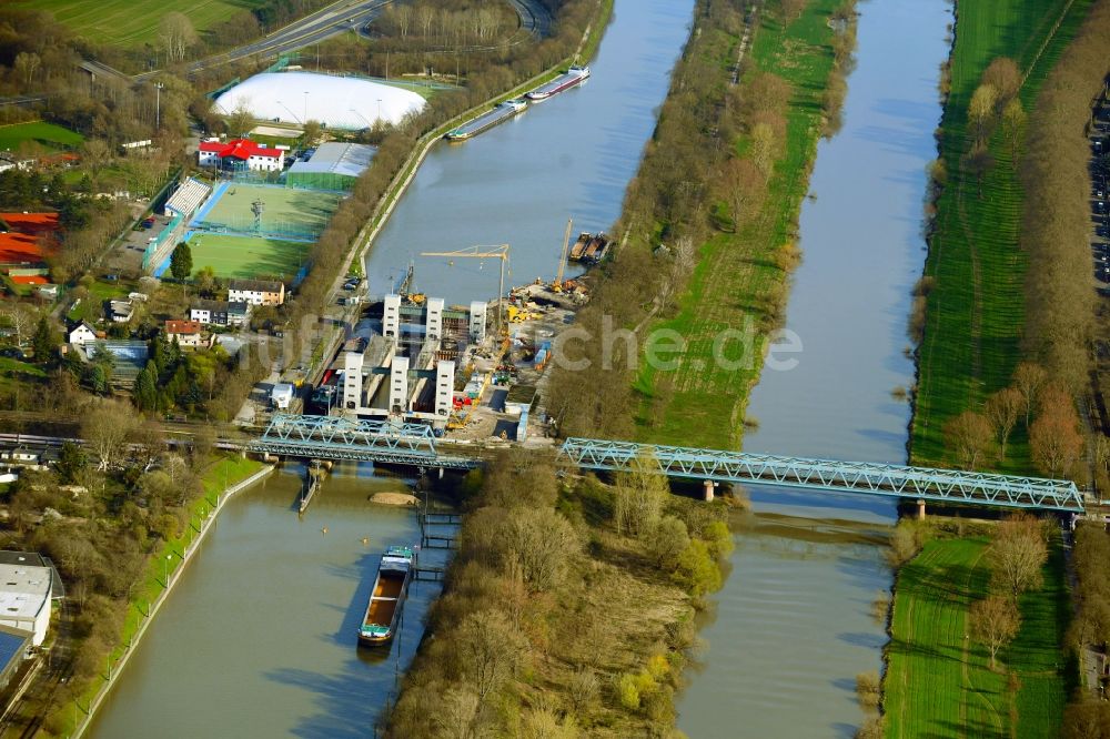 Mannheim von oben - Sperrwerk- Schleusenanlagen Neckarschleuse Feudenheim in Mannheim im Bundesland Baden-Württemberg, Deutschland