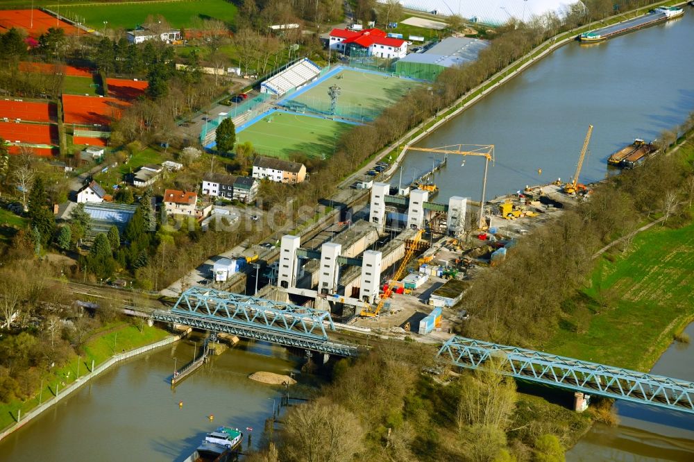 Mannheim aus der Vogelperspektive: Sperrwerk- Schleusenanlagen Neckarschleuse Feudenheim in Mannheim im Bundesland Baden-Württemberg, Deutschland